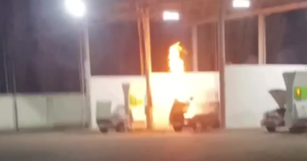 Из автомобиля забила струя пламени во время заправки газа — видео 1 Из автомобиля забила струя пламени во время заправки газа — видео