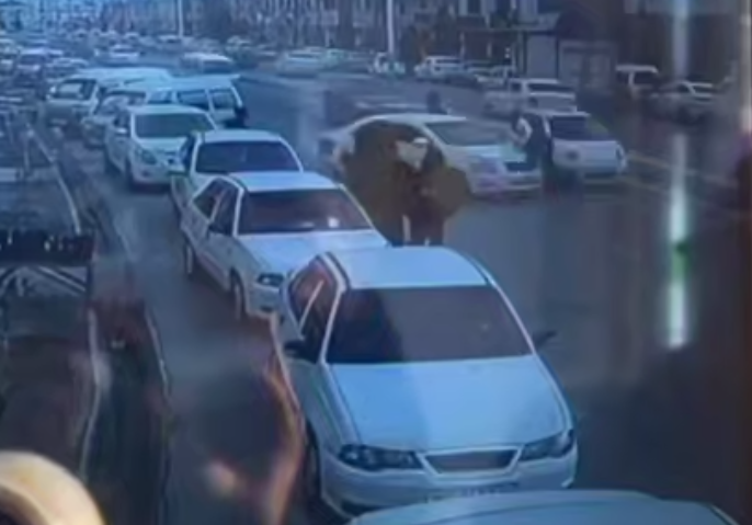 В Бухаре водитель сбил сотрудника ДПС, чтобы не платить штраф — видео 1 В Бухаре водитель сбил сотрудника ДПС, чтобы не платить штраф — видео