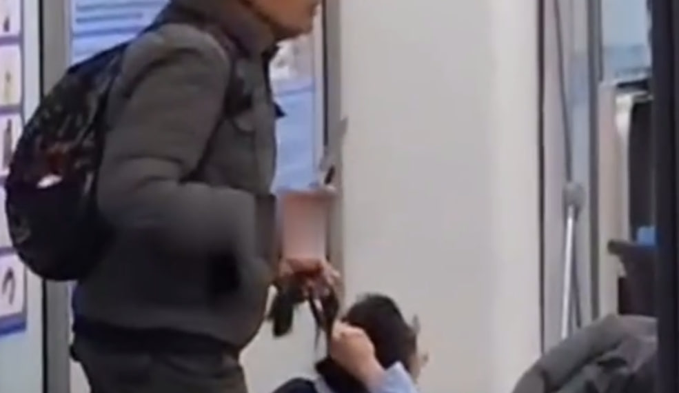 В аэропорту Алматы мужчина с ножом взял в заложники сотрудницу — видео 1 В аэропорту Алматы мужчина с ножом взял в заложники сотрудницу — видео